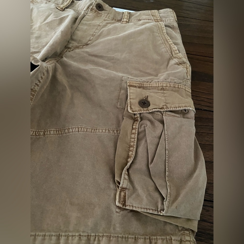 American eagle men cargo shorts size 32. NWT